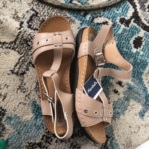 Soft Comfort size 11 wedge sandals NWT